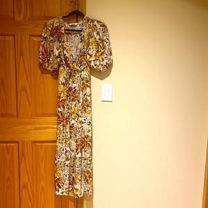 Floral long dress, puffy short sleeves, light weight, side zipper women’s size 6